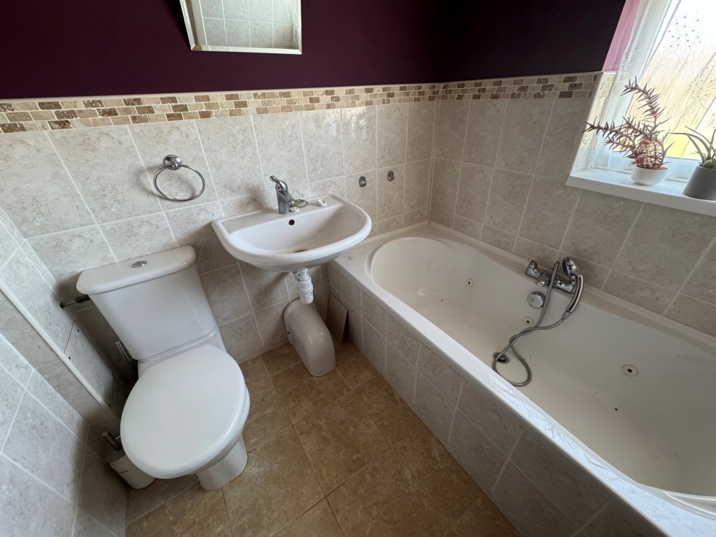 Lot: 127 - SEMI-DETACHED HOUSE IN NEED OF TOTAL REFURBISHMENT - Bathroom